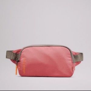 🌺NWT🌺Lululemon Everywhere Mini Belt Bag 0.7L🌺
Brier Rose🌺